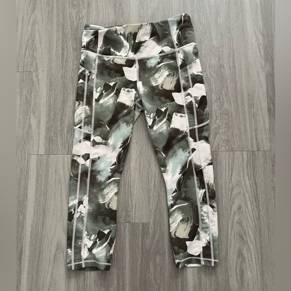 Athleta Ultimate Stash II Capri Leggings Painted Energy Olive Size M